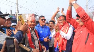 “उम्मेदवार विजय गौतमलाई बकैयाबासीको अपार माया, सडकमै निस्केर गरे सम्मान”