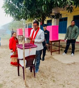 विजय गौतमले गरे महेन्द्र माविबाट मतदान